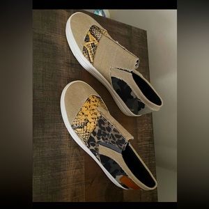 New women’s size 7 slip on shoes